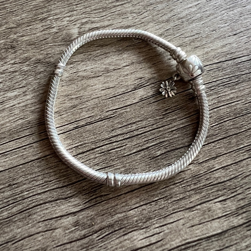 PANDORA Moments Daisy Flower Clasp Snake Chain Bracelet (Size 6.3)